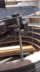 Hier wird die M8 Gewindestange mit den passenden M8 Gewindebacken sauber geschnitten und man kann gleich die Mutter raufschrauben.